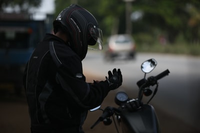 选择聚焦打扮摩托车的男子的照片

